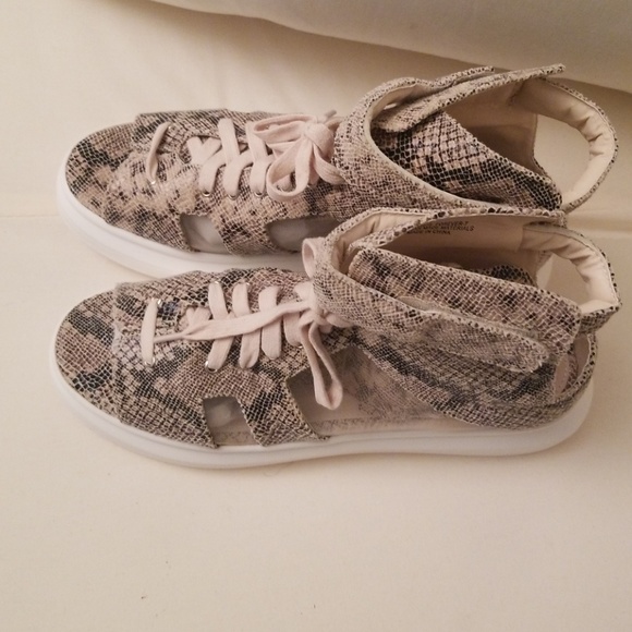 Forever Snake Skin Sneaker size 10  available. - Picture 3 of 4